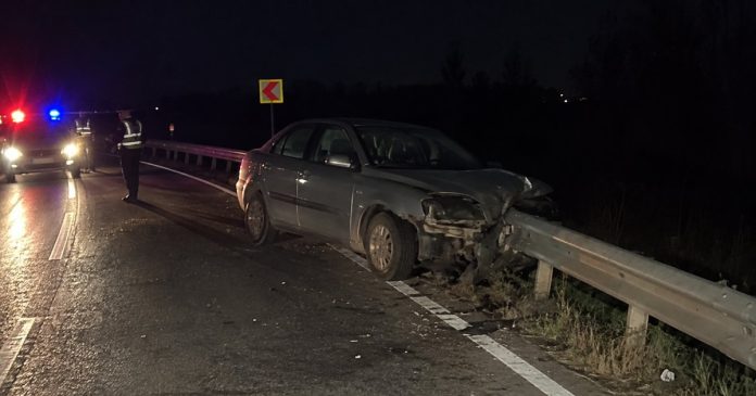 Accident pe DN 19: Șofer băut și fără permis, ajuns cu mașina în parapet