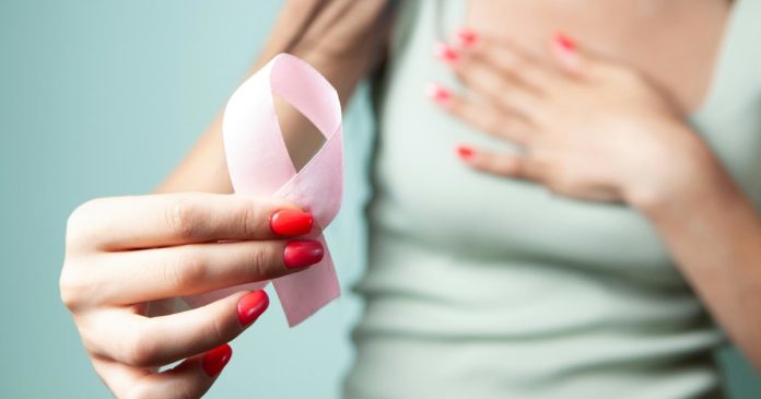 Cancerul de sân în Bihor: ce arată cifrele din spatele iluminării în roz a Primăriei