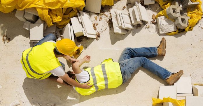 Constructor și patron, achitați cu 124.000 de euro după decesul unui muncitor Constructor și patron, achitați cu 124.000 de euro după decesul unui muncitor