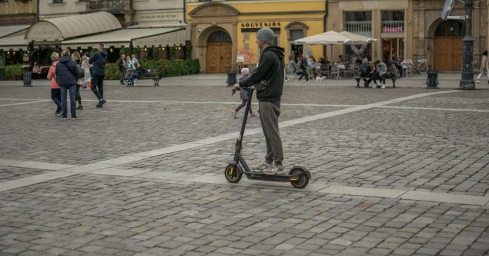 Curs obligatoriu pentru trotinete electrice. Excepții și amenzi prevăzute