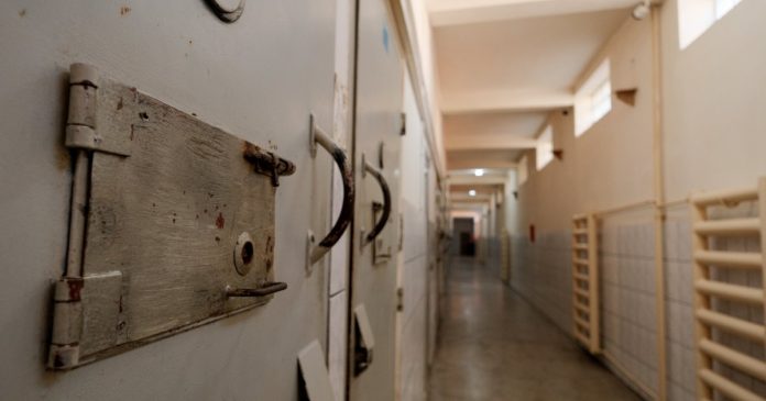 Deținut din Oradea, pedepsit după ce a spart geamul celulei Deținut din Oradea, pedepsit după ce a spart geamul celulei