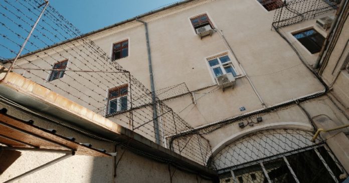 Doi bărbați, unul cu permis fals și altul cu droguri, la Penitenciarul Oradea