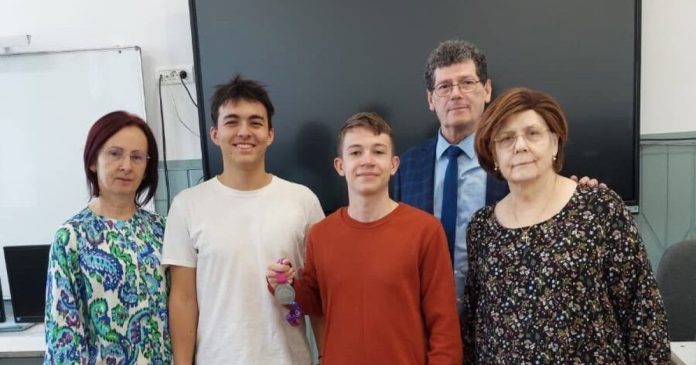 Doi tineri din Oradea au câștigat argint în SUA cu un proiect IA anti-cancer Doi tineri din Oradea au câștigat argint în SUA cu un proiect IA anti-cancer