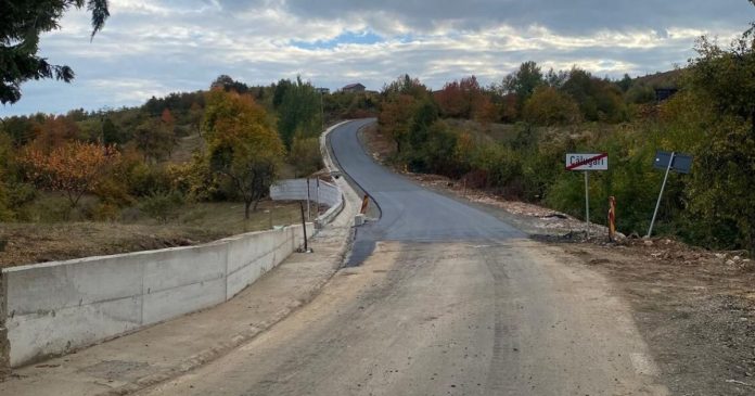 Drumul spre Mănăstirea Izbuc, în șantier. Alte drumuri reabilitate în Cărpinet
