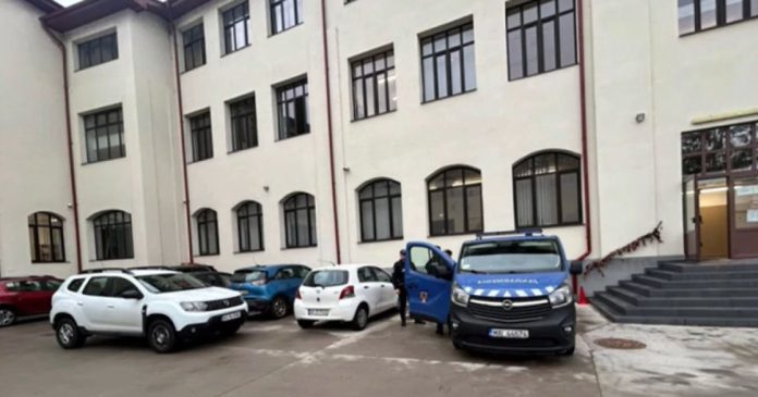 Elev de 15 ani a atacat colegii cu maceta; un adolescent la spital