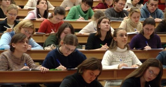 Ghid nou pentru studenții din Oradea: burse, taxe, restanțe și cazare Ghid nou pentru studenții din Oradea: burse, taxe, restanțe și cazare