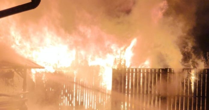 Incendiu la Mădăraș: flăcările au cuprins o anexă și au amenințat locuința vecină