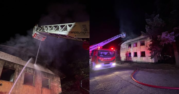 Incendiu violent în Șuncuiuș: acoperiș distrus, pompierii au intervenit peste 5 ore
