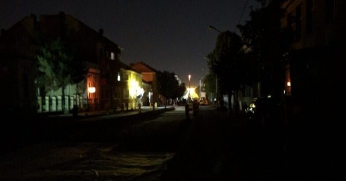 Întuneric pe șantierul pasajului din Oradea. Pietonii merg printre gropi și obstacole