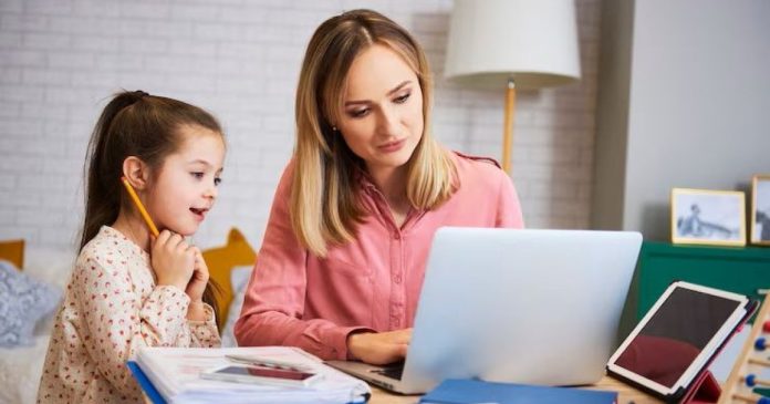 Mamă trimisă în judecată pentru înscrierea copiilor în sistem homeschooling