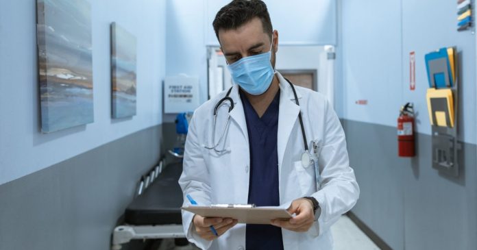 Medicii, plătiți mai bine pentru gărzi. Ce pregătește Ministerul Sănătății