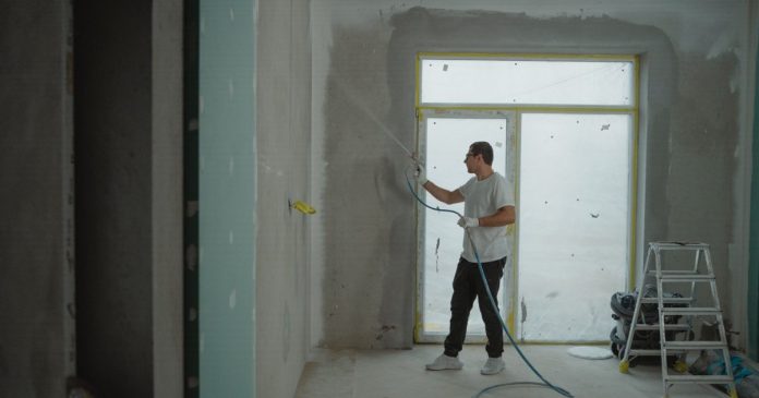 Meserii căutate în renovări și amenajări. Specializările cele mai bine plătite