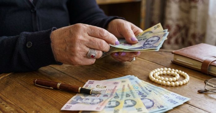 Milioane de pensionari români trăiesc cu venituri sub 2.500 de lei
