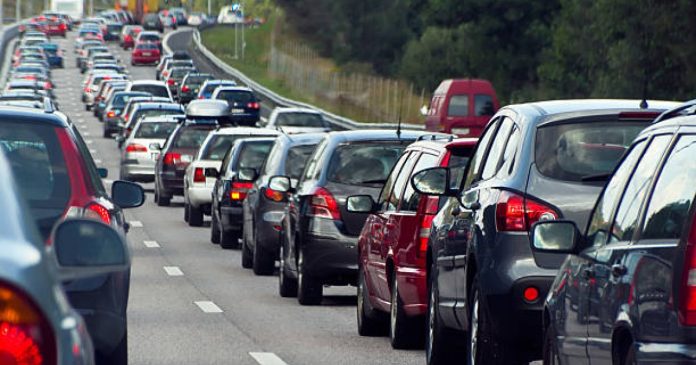 Motocicliștii ar putea merge legal printre mașini în trafic. Condiții și amenzi în proiect