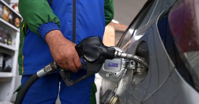 Motorina s-ar putea scumpi cu 42 de lei la plin. Măsurile pregătite de Guvern