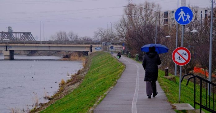 Ploi în aproape toată țara și vânt puternic în mai multe regiuni