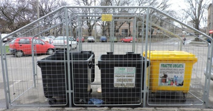 Primăria Oradea scoate la licitație 120 de vechi incinte metalice pentru gunoi