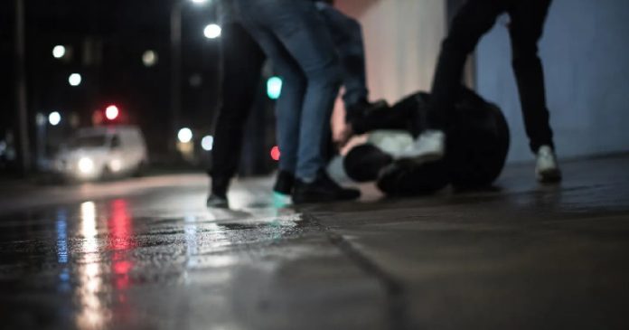 Scandal la Ștei: bărbați încăierați în fața polițiștilor. Ce a decis instanța Scandal la Ștei: bărbați încăierați în fața polițiștilor. Ce a decis instanța