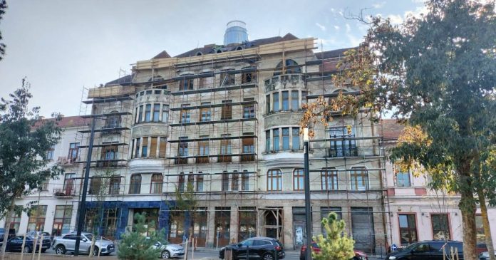 Schelele au revenit la Palatul Ullmann din Oradea. Reabilitarea continuă