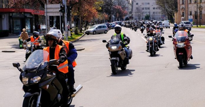 Se schimbă regulile pe șosele: motocicliștii ar putea evita legal cozile din trafic
