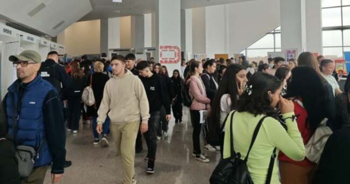 Târg de joburi la Oradea Arena: peste 450 de posturi, accent pe energia verde Târg de joburi la Oradea Arena: peste 450 de posturi, accent pe energia verde