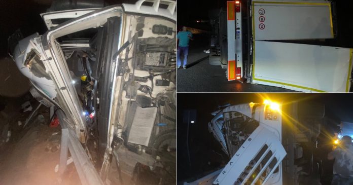 TIR înmatriculat în Bihor, răsturnat pe breteaua Autostrăzii A3 din Cluj TIR înmatriculat în Bihor, răsturnat pe breteaua Autostrăzii A3 din Cluj