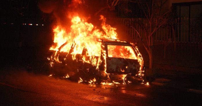 Un bărbat de 77 de ani, reținut după ce a incendiat o mașină în miez de noapte, în Petid